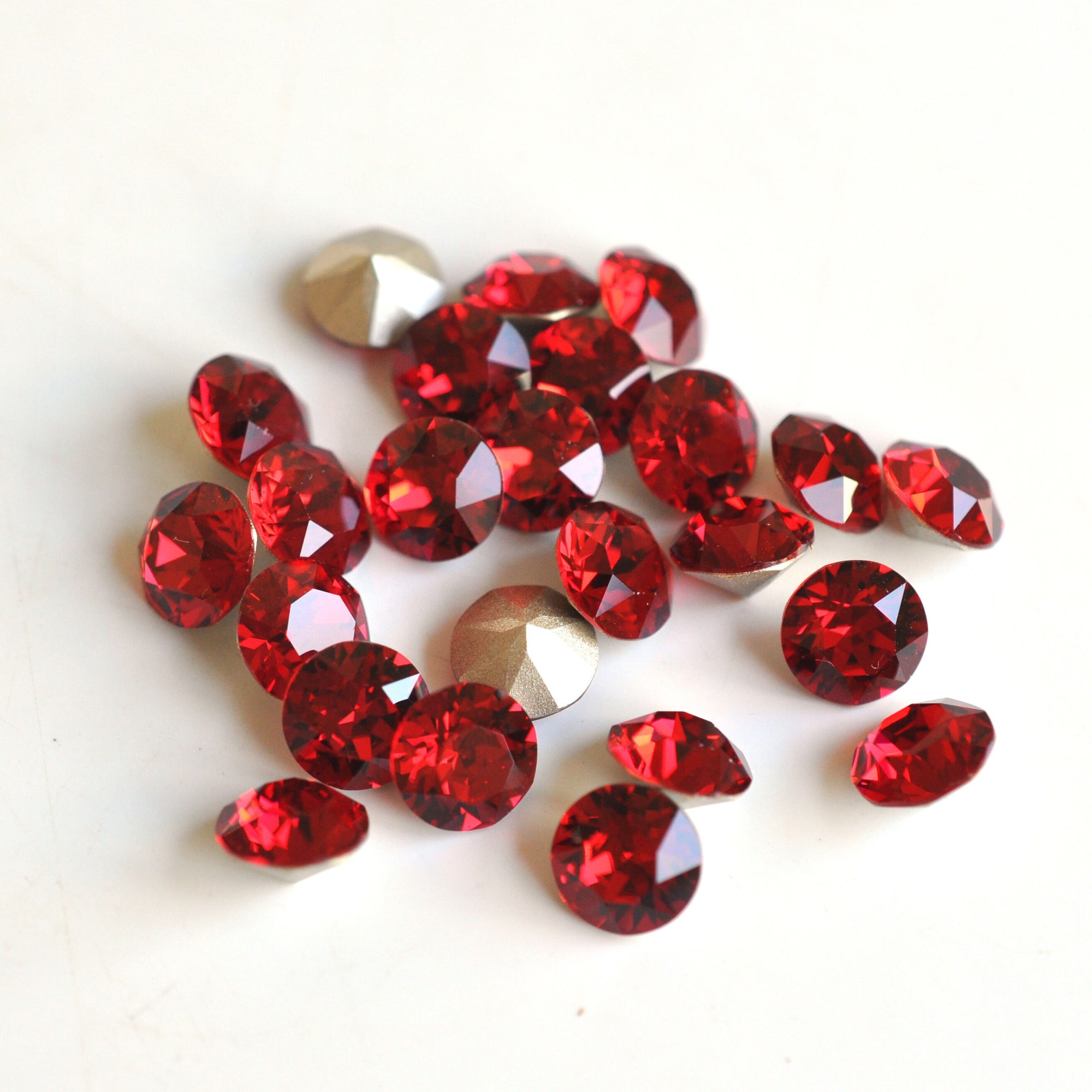 Scarlet 1088 Pointed Back Chaton Barton Crystal 39ss, 8mm